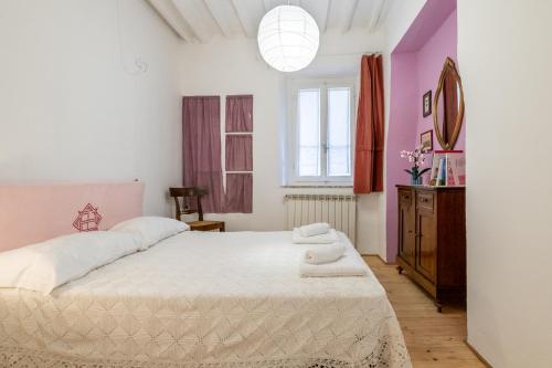 Romantic Charm In Pietrasanta tesisinde bir odada yatak veya yataklar