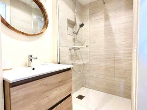 un baño con ducha y lavabo en Appartement rénové avec goût et idéalement situé à deux pas du remblai, en Les Sables-dʼOlonne