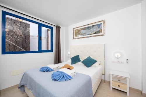 um quarto com 2 camas e uma janela em Villa Beyond em Playa Blanca