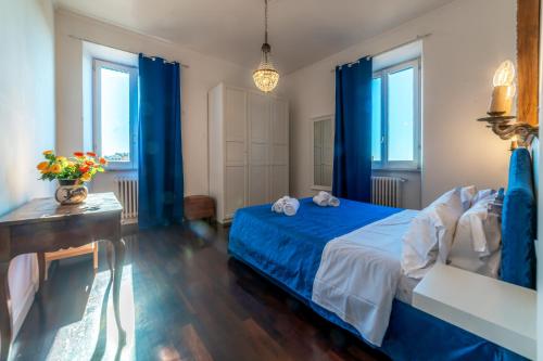 ローマにあるMoma Domus - Golden Keys Collectionのベッドルーム(青いベッド1台、青いカーテン付)