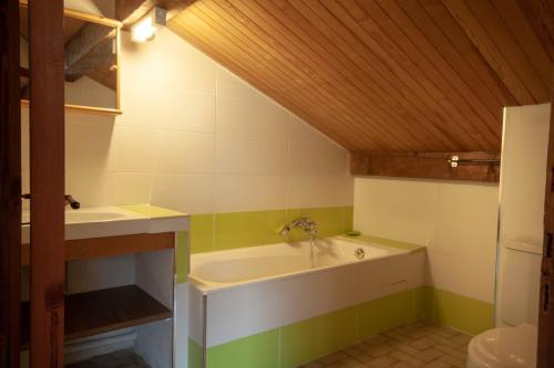 une salle de bain avec un lavabo et une baignoire dans l'établissement Triolet 2, à Morzine