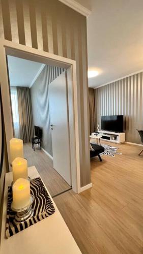 - un salon avec un tapis zébré dans l'établissement Luxusný apartmán s parkovaním, à Miloslavov