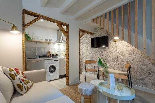 un salon avec un canapé et une table dans l'établissement L'élégance du Capitole, à Toulouse