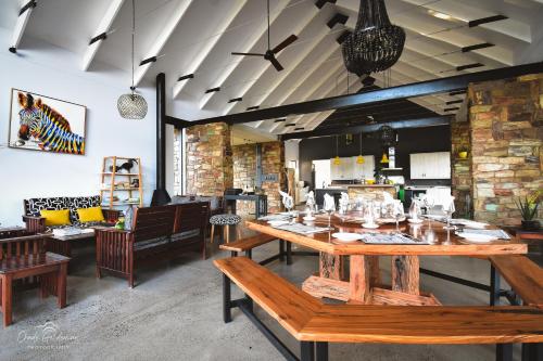 Χώρος καθιστικού στο Mohlabetsi Self Catering Bush Lodge