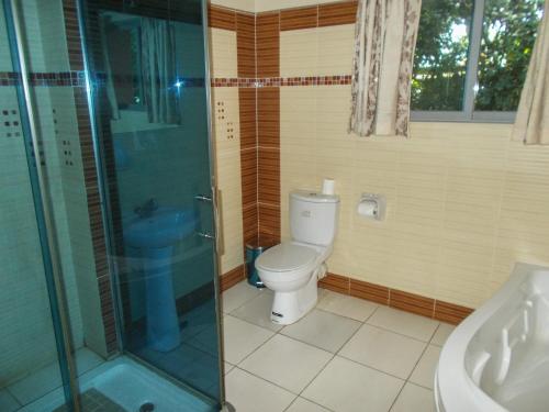 A bathroom at Waterfalls hotel (Lusaka)