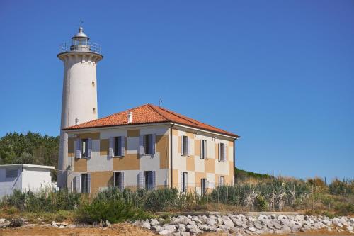 比比翁的住宿－Welcoming accommodation in Bibione - Beahost，海滩上的灯塔,有一座建筑