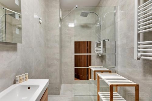 a bathroom with two sinks and a shower at Angielska 96 in Gdańsk