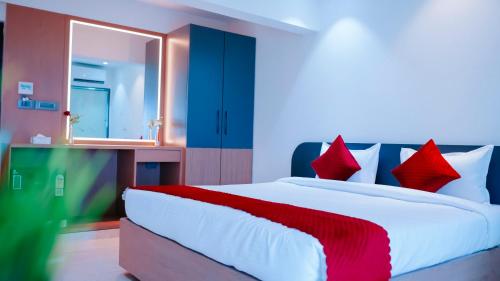 En eller flere senge i et værelse på Hsquare Hotel Andheri West