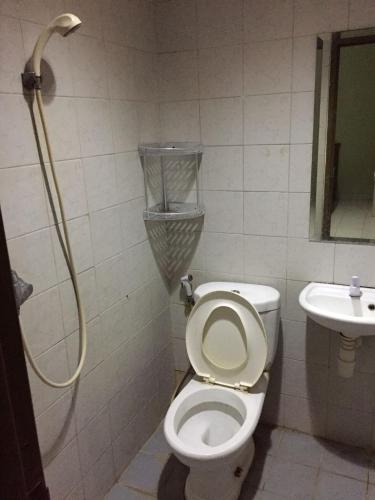 ein Bad mit einem WC und einem Waschbecken in der Unterkunft Griya Mitra Kost in Jakarta