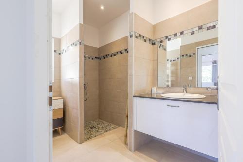 une salle de bain avec un lavabo et une douche dans l'établissement Le Trois MC - Appt climatisé proche de la mer, à LʼÎle-Rousse