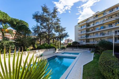 une piscine devant un immeuble dans l'établissement LE MILLEANT AP4393 By Riviera Holiday Homes, à Nice