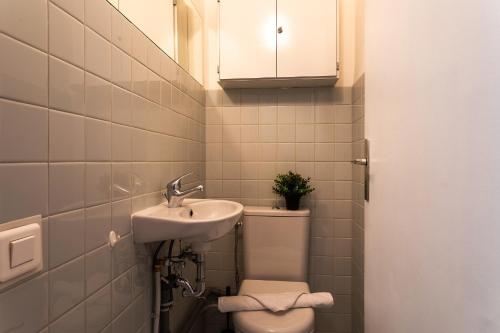 une salle de bain avec toilettes et lavabo dans l'établissement LE MILLEANT AP4393 By Riviera Holiday Homes, à Nice