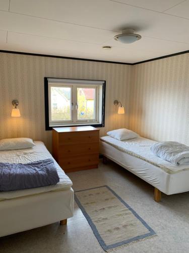 a bedroom with two beds and a window at Äleklinta Gård in Äleklinta