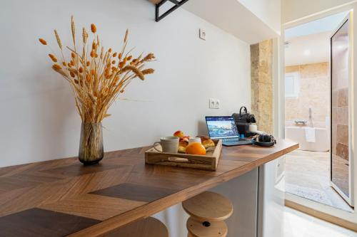 - une cuisine avec un comptoir en bois et un vase de fruits dans l'établissement Unique studio - Central Area, à Paris