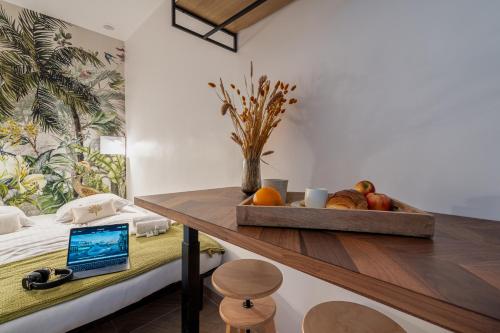 une pièce avec une table avec un ordinateur portable dessus dans l'établissement Unique studio - Central Area, à Paris
