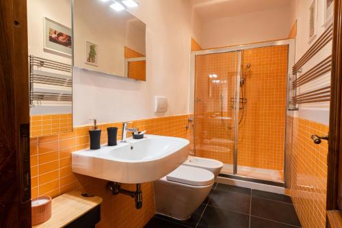 佛羅倫斯的住宿－Casa Zamia，一间带水槽、卫生间和淋浴的浴室