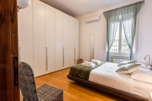 佛羅倫斯的住宿－Casa Zamia，一间卧室设有一张床和一个窗口