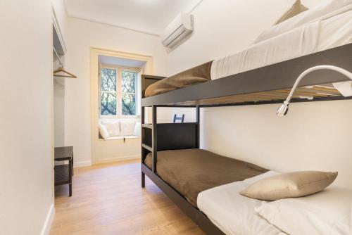 パレルモにあるCasa Nonna Totoのベッドルーム1室(二段ベッド2台、窓付)が備わります。