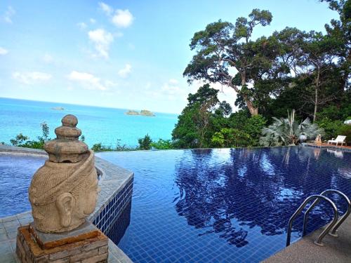 a swimming pool with a view of the ocean at Koh Chang Cliff Beach Resort in Ko Chang