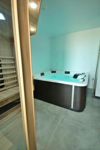 - une salle de bains pourvue d'une baignoire dans l'établissement La Brique, à Yvetot Bocage