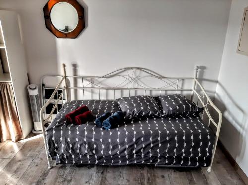 a metal bed with two pillows and two at "L'or et des Landes" - 6 personnes - 5 minutes centre équestre et 10 minutes de Nérac in Barbaste
