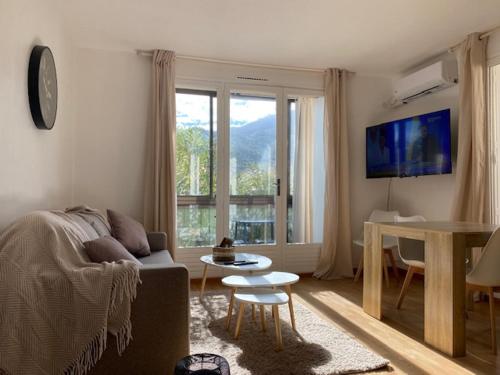 un salon avec un canapé et une table dans l'établissement Studio 33 m2 , climatisé, parking extérieur privé gratuit, à Amélie-les-Bains-Palalda