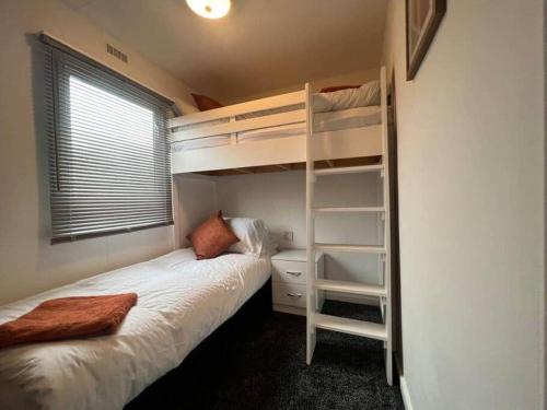 מיטה או מיטות קומותיים בחדר ב-Riverview Caravan