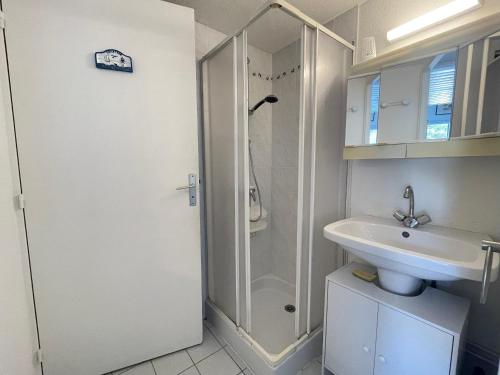 La salle de bains est pourvue d'une douche et d'un lavabo. dans l'établissement Maison Bretignolles-sur-Mer, 2 pièces, 4 personnes - FR-1-231-140, à Bretignolles-sur-Mer