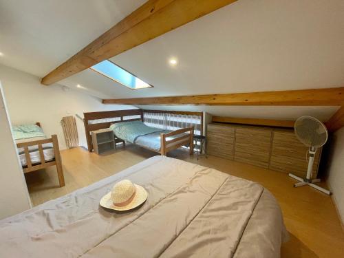 une chambre avec un lit avec un chapeau dessus dans l'établissement Maison à 300m de la plage, avec terrasse, parking privatif, animaux admis ! - FR-1-231-140, à Bretignolles-sur-Mer