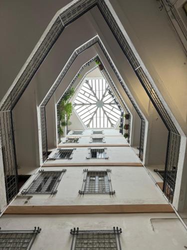widok z góry pokoju z oknem w obiekcie Noliday Savona Center Art Deco Apartment w mieście Savona