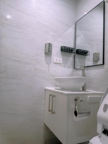 Ένα μπάνιο στο Quezon City Apartment Condo-Hotel Victoria Sports Tower