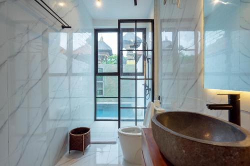 A bathroom at The Lavana Seminyak Loft 360 - 1 Bedroom Villa with Private Pool