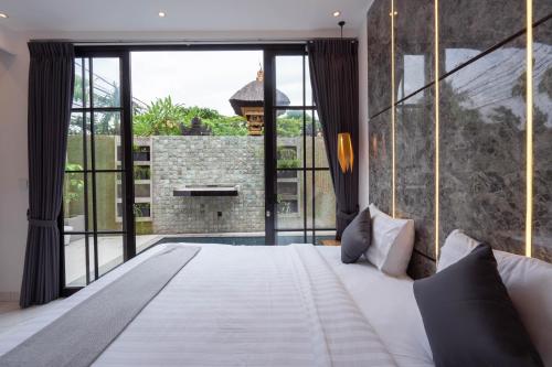 Tempat tidur dalam kamar di The Lavana Seminyak Loft 360 - 1 Bedroom Villa with Private Pool