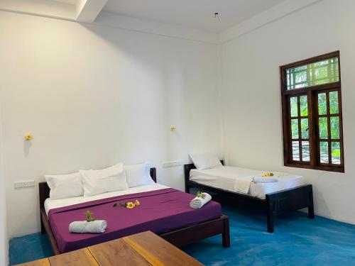 Giường trong phòng chung tại Baywatch Arugambay