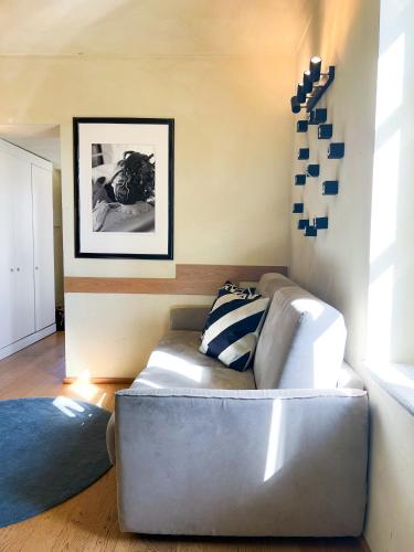 a living room with a couch in a room at ComeCasa San Secondo White in Asti