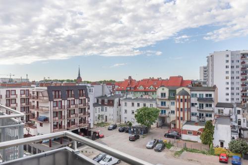 vistas a una ciudad con edificios y coches en Modern Apartaments Armii Krajowej in Świnoujście by Rent like home, en Świnoujście