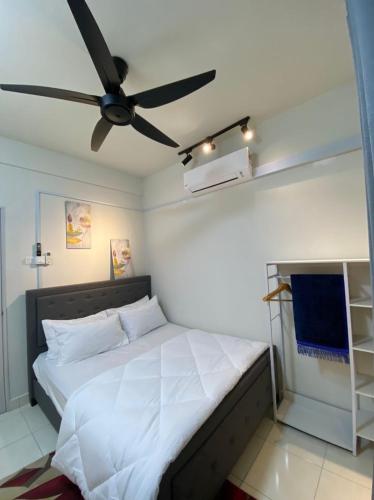 a bedroom with a bed with a ceiling fan at riverviewhomestaymelaka in Malacca