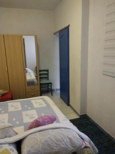 een kleine slaapkamer met een bed en een spiegel bij Rez-de-chaussée Majorque centre de Perpignan in Perpignan