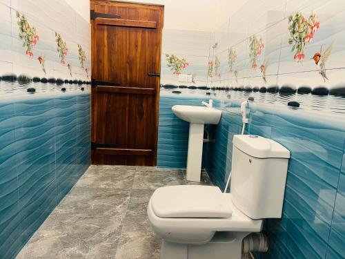 een badkamer met een toilet en een wastafel bij Baywatch Arugambay in Arugam Bay