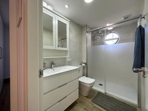 Ένα μπάνιο στο Moderno Apartamento Primera Línea Playa de La Barrosa by ChiclanaDreams