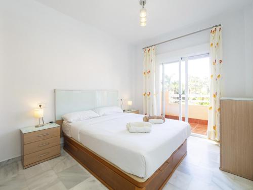 Un pat sau paturi într-o cameră la Cubo's Cabopino Beach Marbella Apartment