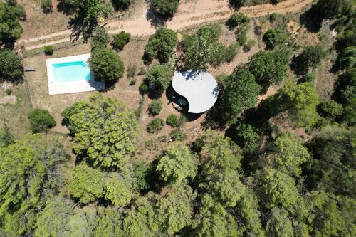 Uma vista aérea de Chalet dans plusieurs hectares de nature