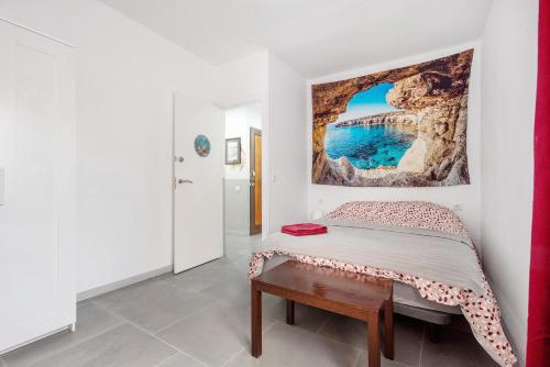 Un dormitorio con una cama y un cuadro en la pared. en Apartamento Vista, en La Orotava