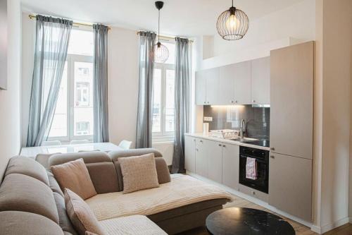 salon z kanapą i kuchnią w obiekcie Apartment w Brukseli