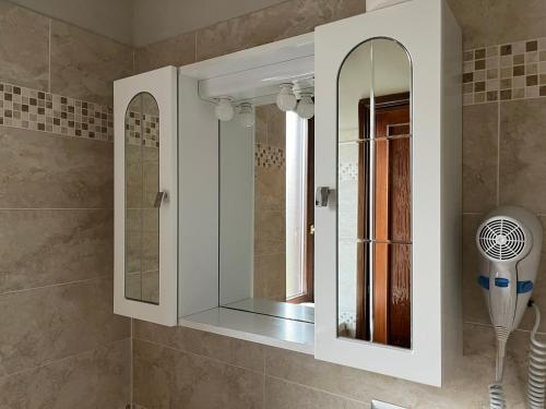 a bathroom with a mirror and a shower at Le Ganze in Ceprano