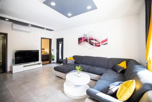 Afbeelding uit fotogalerij van Villa Anđelina in Zadar near the city center with private pool and sauna - by TA Leut Agency in Zadar