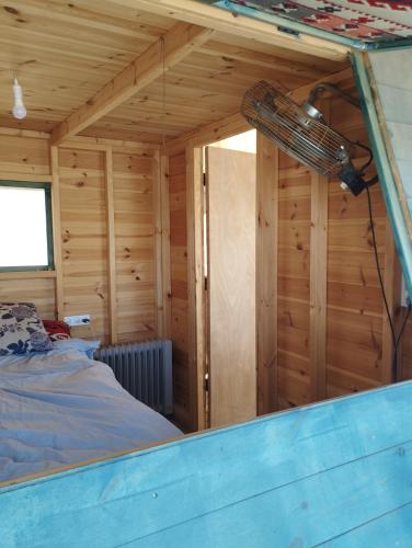 una camera da letto con letto in una camera in legno di Star Gazing a Mitzpe Ramon