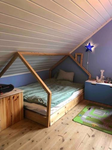 a bedroom with a bed in a room at Sommerparadis på Nesbru - 5 min å gå til stranden in Asker
