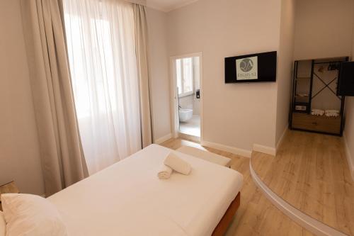 Camera bianca con letto e bagno. di Relais At Via Veneto a Roma