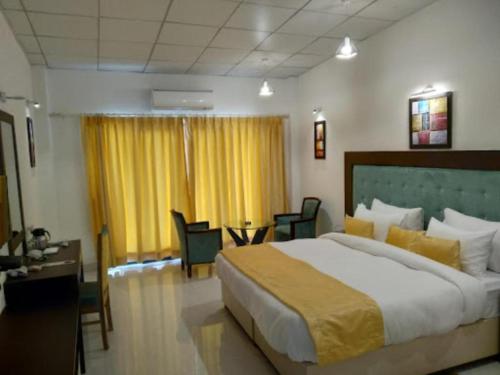 a hotel room with a bed and a table and chairs at Goroomgo Banaras Homestay Varanasi Near Ganga Ghat in Varanasi
